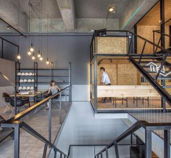 公司经营范围:室内外装饰工程,建筑装饰装潢工程,建筑智能化工程,钢